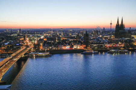 Innenstadt von Köln am Abend