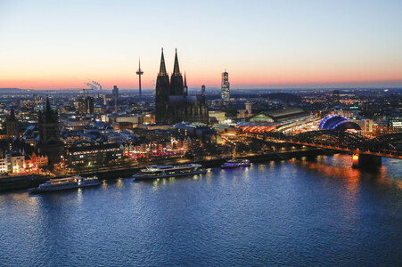 Innenstadt von Köln am Abend