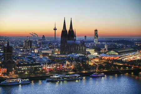Innenstadt von Köln am Abend