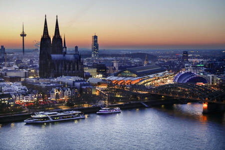 Innenstadt von Köln am Abend