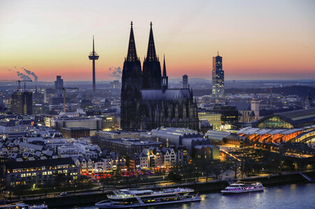 Innenstadt von Köln am Abend