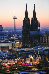 Innenstadt von Köln am Abend