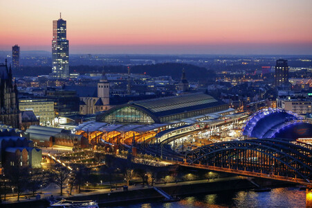 Innenstadt von Köln am Abend