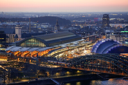 Innenstadt von Köln am Abend