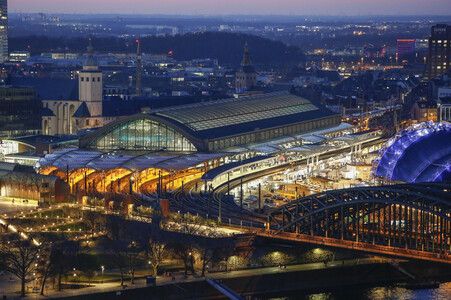 Innenstadt von Köln am Abend