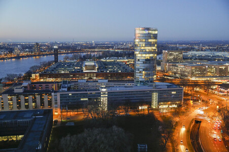 Innenstadt von Köln am Abend
