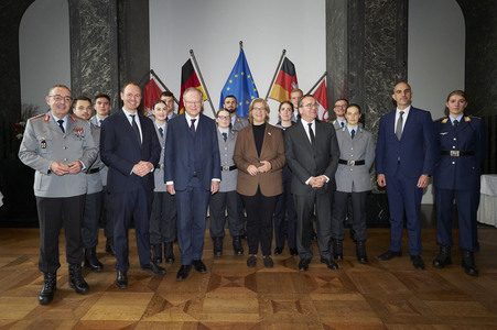 Boris Pistorius beim Eintrag in das Goldene Buch der Stadt Hannover