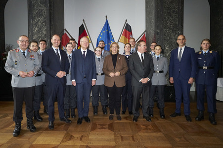 Boris Pistorius beim Eintrag in das Goldene Buch der Stadt Hannover