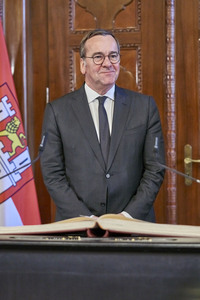 Boris Pistorius beim Eintrag in das Goldene Buch der Stadt Hannover