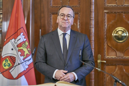 Boris Pistorius beim Eintrag in das Goldene Buch der Stadt Hannover