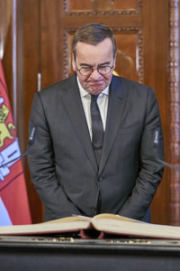 Boris Pistorius beim Eintrag in das Goldene Buch der Stadt Hannover