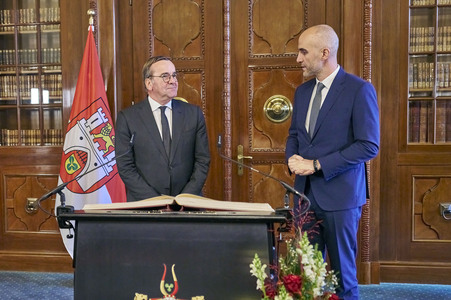 Boris Pistorius beim Eintrag in das Goldene Buch der Stadt Hannover