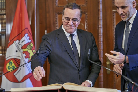 Boris Pistorius beim Eintrag in das Goldene Buch der Stadt Hannover