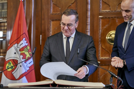 Boris Pistorius beim Eintrag in das Goldene Buch der Stadt Hannover