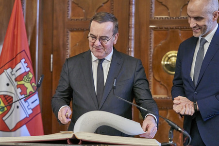 Boris Pistorius beim Eintrag in das Goldene Buch der Stadt Hannover
