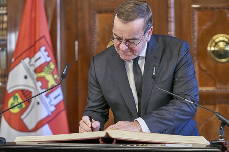 Boris Pistorius beim Eintrag in das Goldene Buch der Stadt Hannover