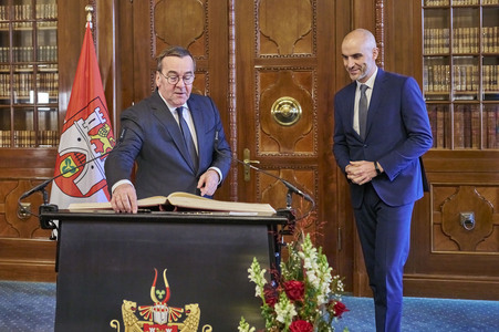 Boris Pistorius beim Eintrag in das Goldene Buch der Stadt Hannover