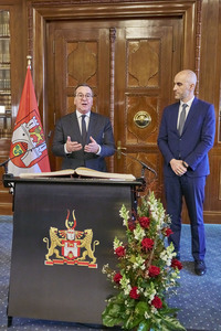 Boris Pistorius beim Eintrag in das Goldene Buch der Stadt Hannover