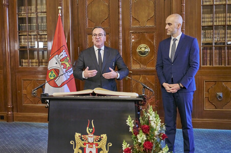 Boris Pistorius beim Eintrag in das Goldene Buch der Stadt Hannover