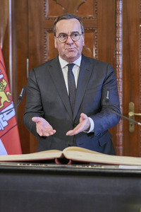 Boris Pistorius beim Eintrag in das Goldene Buch der Stadt Hannover