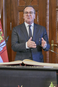 Boris Pistorius beim Eintrag in das Goldene Buch der Stadt Hannover