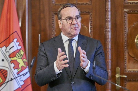 Boris Pistorius beim Eintrag in das Goldene Buch der Stadt Hannover