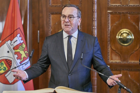 Boris Pistorius beim Eintrag in das Goldene Buch der Stadt Hannover