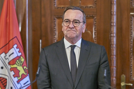 Boris Pistorius beim Eintrag in das Goldene Buch der Stadt Hannover