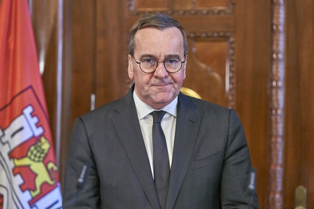 Boris Pistorius beim Eintrag in das Goldene Buch der Stadt Hannover