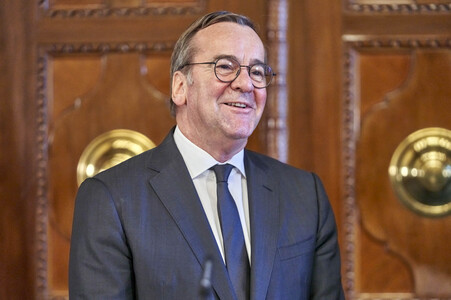 Boris Pistorius beim Eintrag in das Goldene Buch der Stadt Hannover