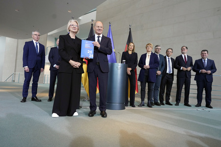 Übergabe des Jahresgutachtens der gesamtwirtschaftlichen Entwicklung in Berlin