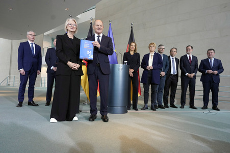 Übergabe des Jahresgutachtens der gesamtwirtschaftlichen Entwicklung in Berlin