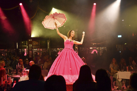 Teatro Dinner Show-Premiere 'Taste The Act of Show & Cuisine' in München