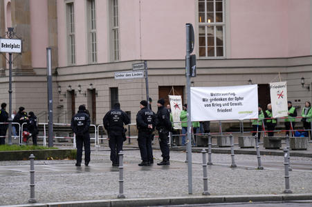 Kranzniederlegung zum Volkstrauertag in Berlin