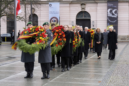 Kranzniederlegung zum Volkstrauertag in Berlin