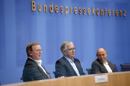 Bundespressekonferenz 'Projekt Silberlocke geht an den Start'  in Berlin