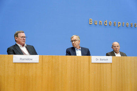 Bundespressekonferenz 'Projekt Silberlocke geht an den Start'  in Berlin