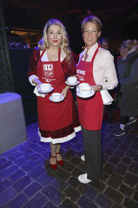 Charity-Weihnachtsfeier für Obdachlose in Hamburg