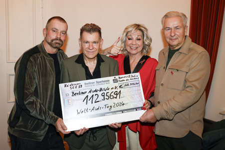 Spendenscheckübergabe zum Welt-Aids-Tag 2024 in Berlin