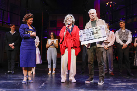 Spendenscheckübergabe zum Welt-Aids-Tag 2024 in Berlin