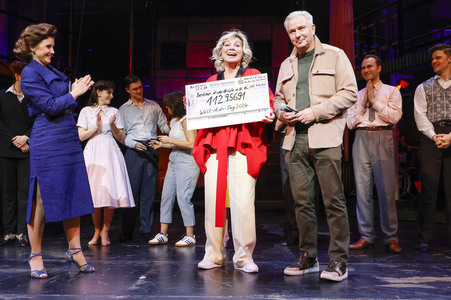 Spendenscheckübergabe zum Welt-Aids-Tag 2024 in Berlin