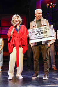 Spendenscheckübergabe zum Welt-Aids-Tag 2024 in Berlin