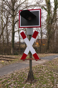 Symbolfoto unbeschrankter Bahnübergang