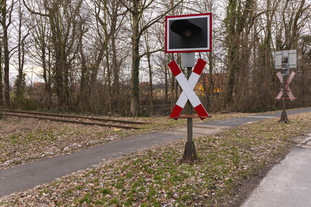 Symbolfoto unbeschrankter Bahnübergang