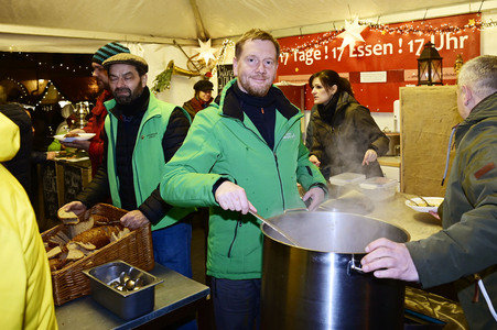 Michael Kretschmer beim Charity-Kochen in Görlitz