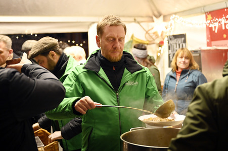 Michael Kretschmer beim Charity-Kochen in Görlitz