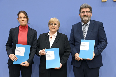 Bundespressekonferenz Menschenrechtsbericht in Berlin
