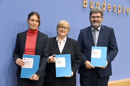 Bundespressekonferenz Menschenrechtsbericht in Berlin