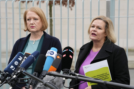 Pressekonferenz Nationaler Aktionsplan gegen Menschenhandel und Gewaltstrategien in Berlin