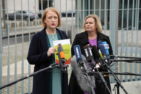 Pressekonferenz Nationaler Aktionsplan gegen Menschenhandel und Gewaltstrategien in Berlin